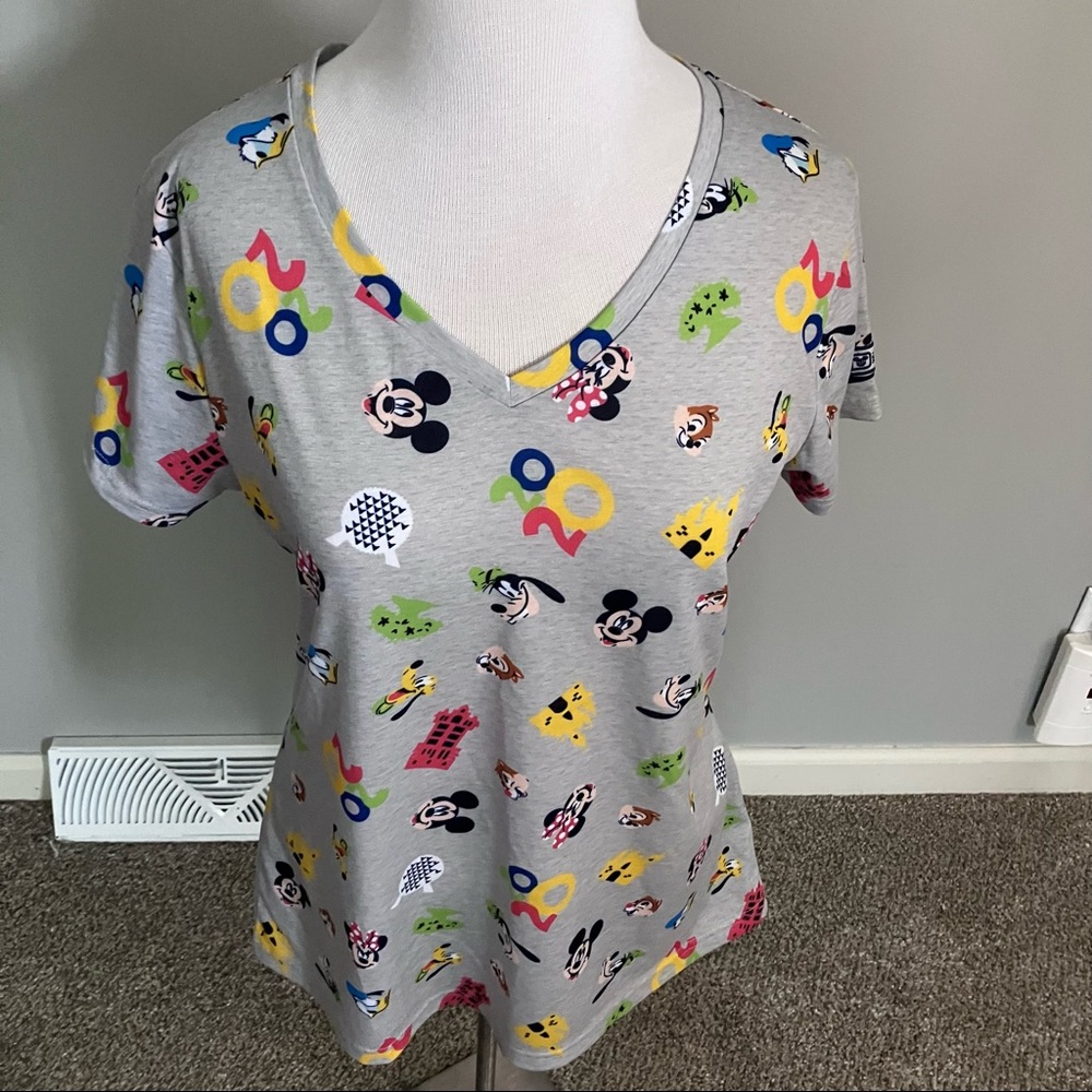 NWOT Disney Parks 2020 V-neck T-shirt Sz L Large Pluto Mickey Donald Duck Goofy
